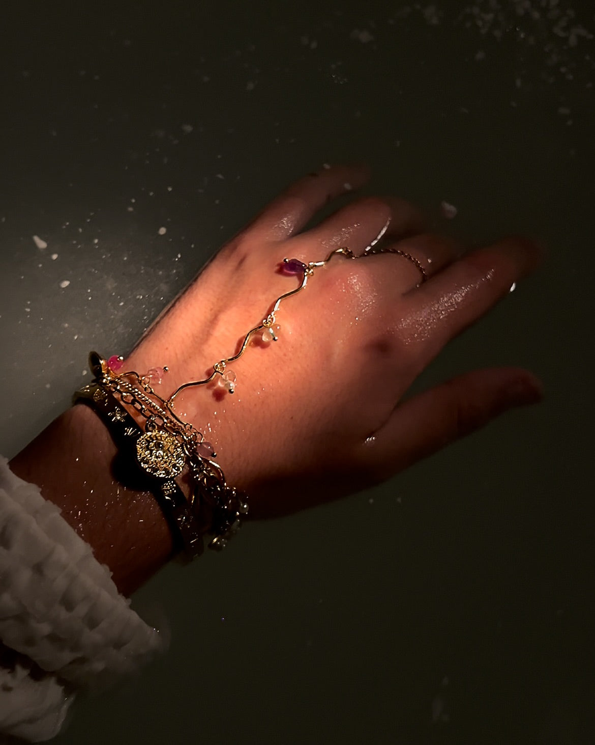 Bracelets en acier inoxydable qui brillent dans l'eau.